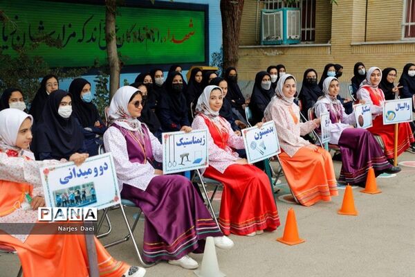 آیین نواختن زنگ استکبارستیزی در دبیرستان شاهد شهید شیرودی