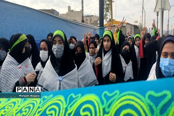 حضور پرشور دانش‌آموزان در راهپیمایی 13 آبان در مشهد