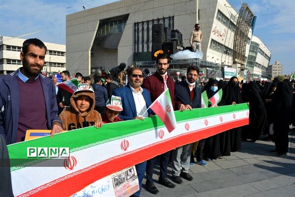 حضور دانش‌آموزان در یوم الله 13 ابان ناحیه یک مشهد