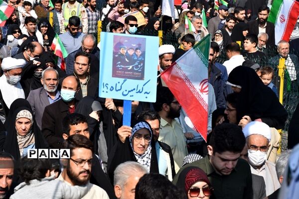 حضور دانش‌آموزان در یوم الله 13 ابان ناحیه یک مشهد