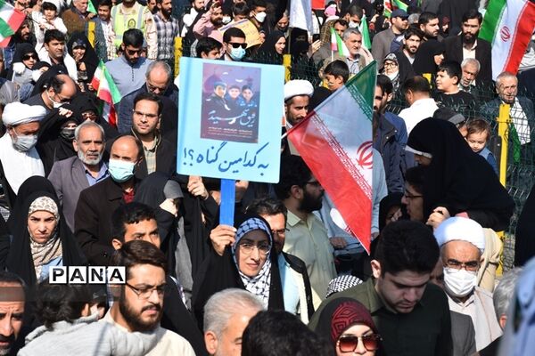 حضور دانش‌آموزان در یوم الله 13 ابان ناحیه یک مشهد