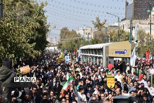 حضور دانش‌آموزان در یوم الله 13 ابان ناحیه یک مشهد
