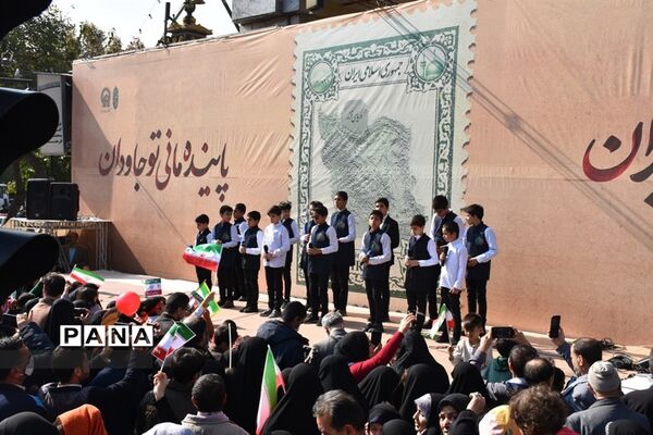 حضور دانش‌آموزان در یوم الله 13 ابان ناحیه یک مشهد