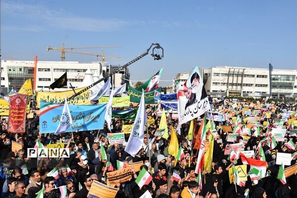 حضور دانش‌آموزان در یوم الله 13 ابان ناحیه یک مشهد