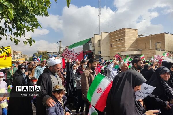 حضور پر شور دانش‌آموزان شیرازی در راهپیمایی ۱۳ آبان ماه در شیراز