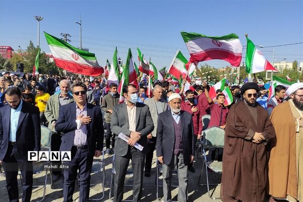 راهپیمایی مردم و دانش‌آموزان شهر اندیشه به مناسبت ۱۳ آبان