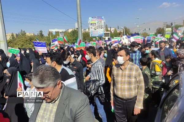 راهپیمایی مردم و دانش‌آموزان شهر اندیشه به مناسبت ۱۳ آبان
