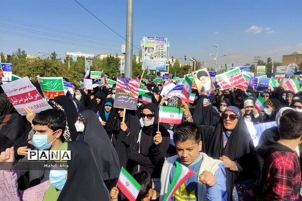 راهپیمایی مردم و دانش‌آموزان شهر اندیشه به مناسبت ۱۳ آبان
