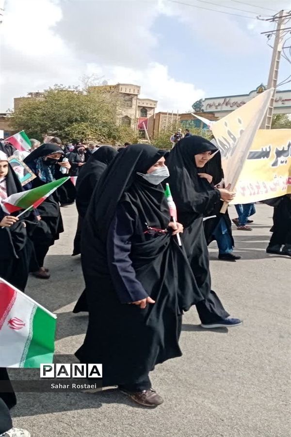 حضور پرشور دانش‌آموزان شیرازی در راهپیمایی روز ۱۳ آبان