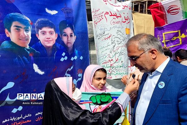 بازدید مدیرکل آموزش و پرورش استان فارس در غرفه‌های سازمان دانش‌آموزی در راهپیمایی ۱۳ آبان