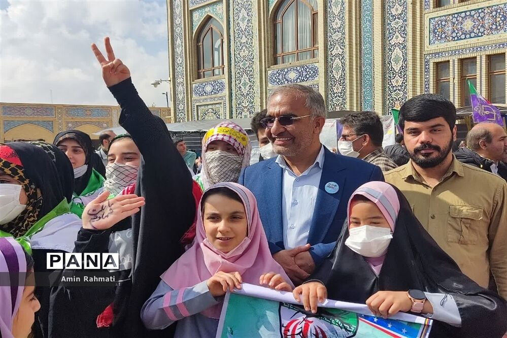 بازدید مدیرکل آموزش و پرورش استان فارس در غرفه‌های سازمان دانش‌آموزی در راهپیمایی ۱۳ آبان