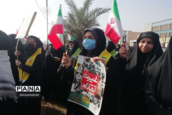 حضور دانش‌آموزان مدرسه تمام تشکیلاتی پاینده در راهپیمایی ۱۳ آبان در اهواز