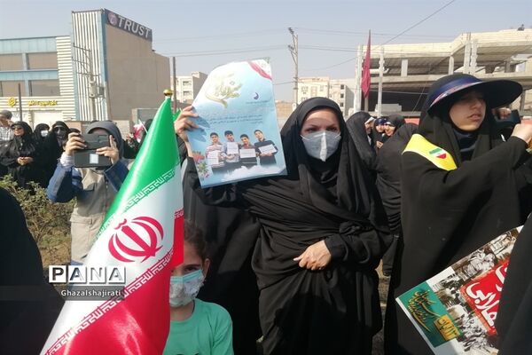 حضور دانش‌آموزان مدرسه تمام تشکیلاتی پاینده در راهپیمایی ۱۳ آبان در اهواز