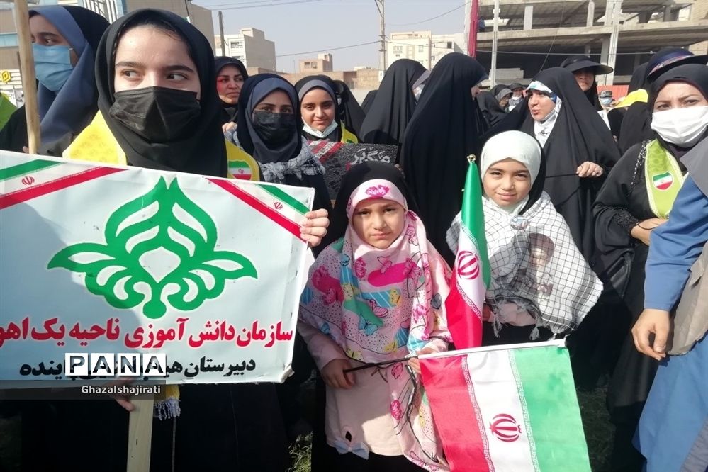 حضور دانش‌آموزان مدرسه تمام تشکیلاتی پاینده در راهپیمایی ۱۳ آبان در اهواز
