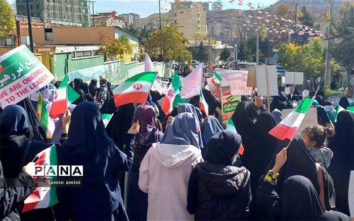 دانش‌آموزان رودهن، مشتاقانه در راهپیمایی ۱۳ آبان حاضر شدند/فیلم