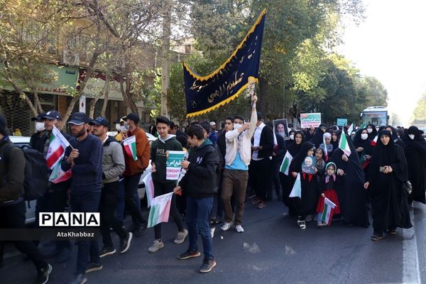 حضور فرهنگیان و دانش‌آموزان در حماسه 13 آبان/ تبریز