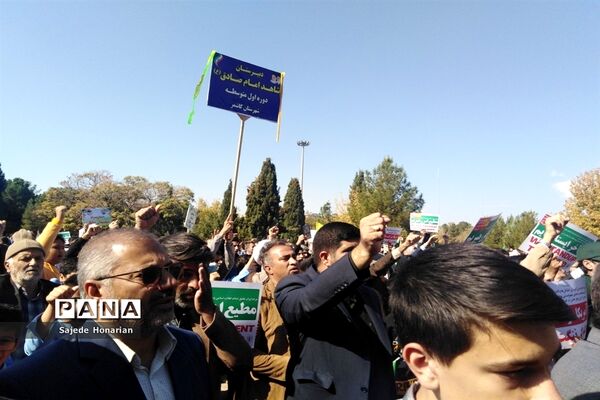 حماسه حضور پرشور مردم کاشمر در راهپیمایی یوم الله ۱۳ آبان