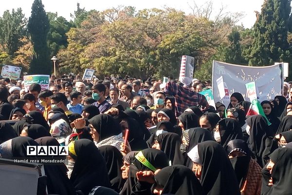 حماسه حضور پرشور مردم کاشمر در راهپیمایی یوم الله ۱۳ آبان