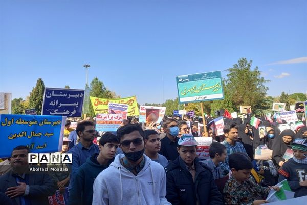 حماسه حضور پرشور مردم کاشمر در راهپیمایی یوم الله ۱۳ آبان