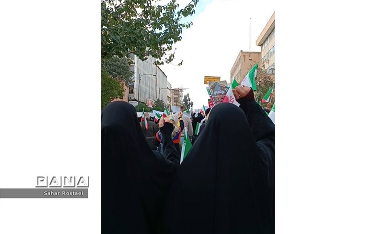 ما دانش آموزان آمده ایم تا نشان دهیم همیشه در صحنه ایم و از انقلاب و رهبرمان دفاع می‌کنیم
