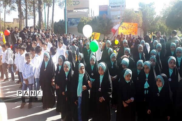 حضور پرشوردانش‌آموزان ابرکوهی در راهپیمایی ۱۳ آبان