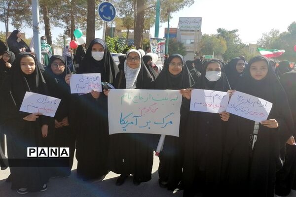 حضور پرشوردانش‌آموزان ابرکوهی در راهپیمایی ۱۳ آبان