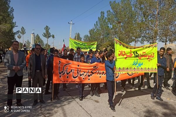 حضور پرشوردانش‌آموزان ابرکوهی در راهپیمایی ۱۳ آبان