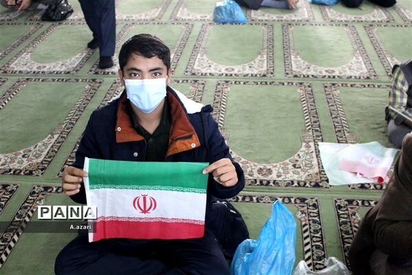 حضور پرشوردانش‌آموزان و مردم در راهپیمایی 13 آبان شهرکرد