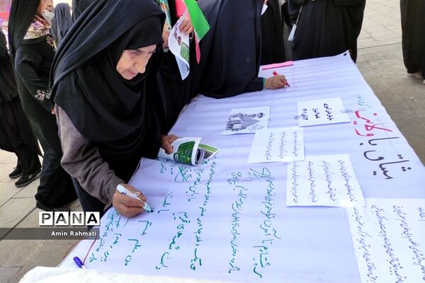 حضور دانش‌آموزان در غرفه‌های سازمان دانش‌آموزی فارس در حرم مطهر شاهچراغ (ع)
