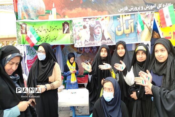 حضور دانش‌آموزان در غرفه‌های سازمان دانش‌آموزی فارس در حرم مطهر شاهچراغ (ع)