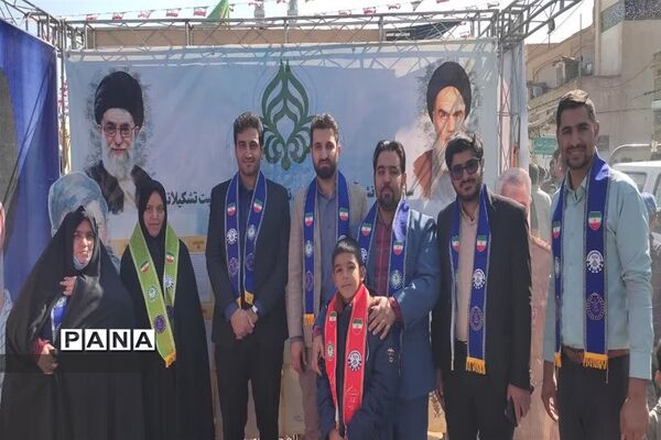 برپایی غرفه سازمان دانش‌آموزی استان یزد در راهپیمایی ۱۳ آبان