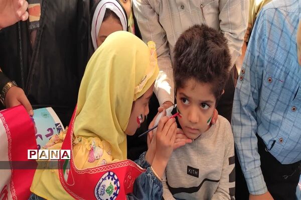 برپایی غرفه سازمان دانش‌آموزی استان یزد در راهپیمایی ۱۳ آبان