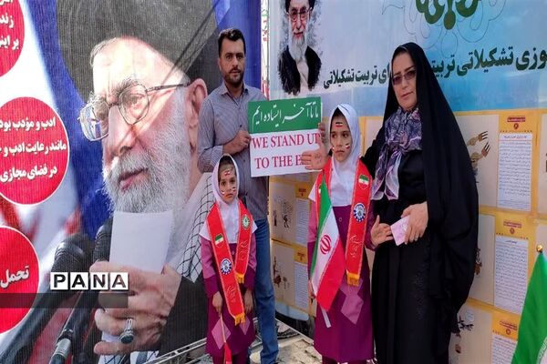 برپایی غرفه سازمان دانش‌آموزی استان یزد در راهپیمایی ۱۳ آبان