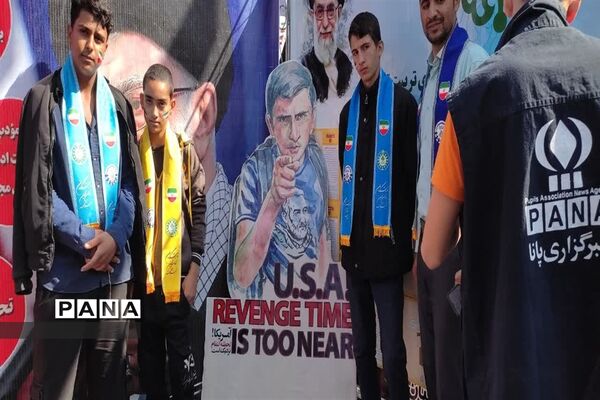 برپایی غرفه سازمان دانش‌آموزی استان یزد در راهپیمایی ۱۳ آبان
