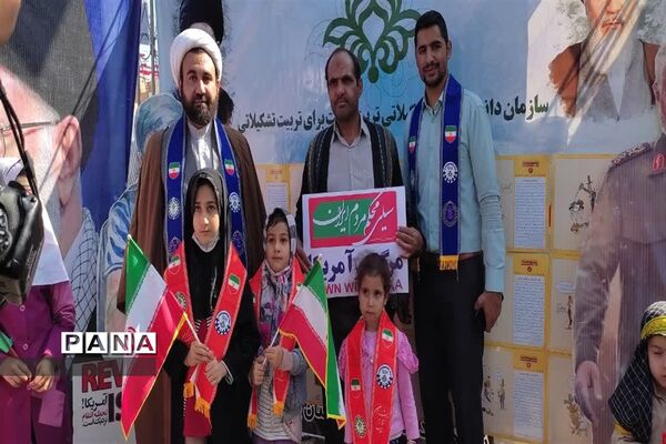 برپایی غرفه سازمان دانش‌آموزی استان یزد در راهپیمایی ۱۳ آبان