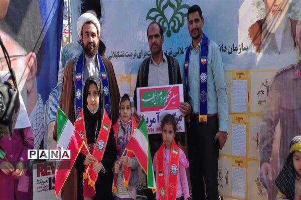 برپایی غرفه سازمان دانش‌آموزی استان یزد در راهپیمایی ۱۳ آبان