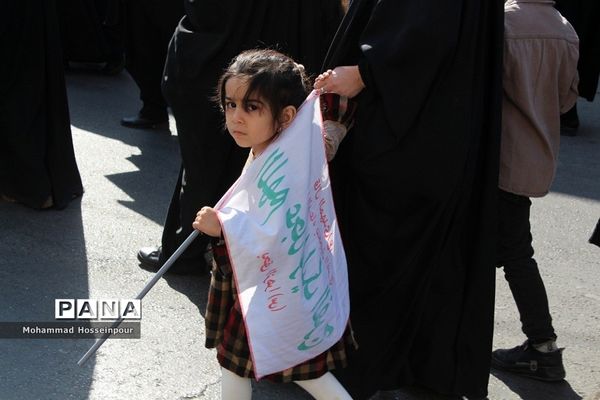 راهپیمایی پرشکوه یوم‌الله ۱۳ آبان در بهارستان‌دو