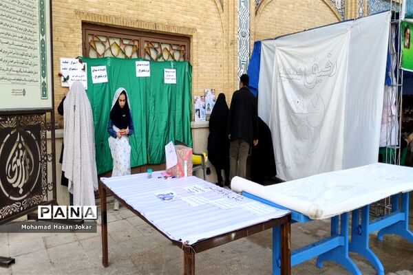 برپایی موکب‌ شهدای دانش‌آموز در حاشیه راهپیمایی یوم الله ۱۳ آبان در شیراز