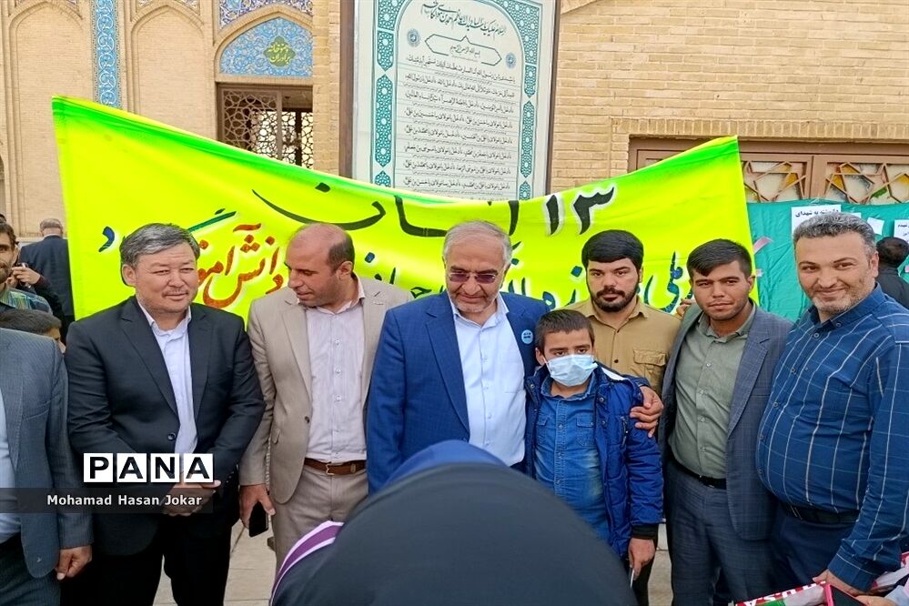 برپایی موکب‌ شهدای دانش‌آموز در حاشیه راهپیمایی یوم الله ۱۳ آبان در شیراز