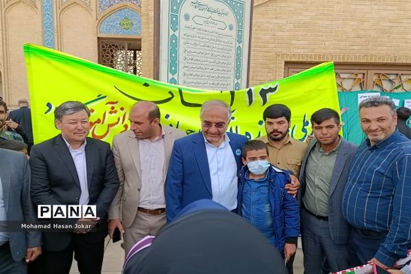 برپایی موکب‌ شهدای دانش‌آموز در حاشیه راهپیمایی یوم الله ۱۳ آبان در شیراز
