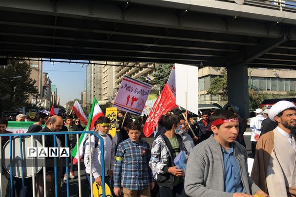 حضور مدیرکل و دانش‌آموزان ورزشکار شهر تهران در راهپیمایی ١٣ آبان