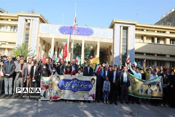 حضور مدیرکل و دانش‌آموزان ورزشکار شهر تهران در راهپیمایی ١٣ آبان