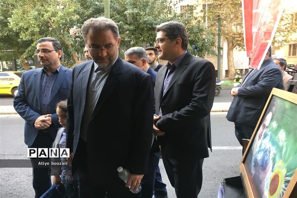 حضور مدیرکل و دانش‌آموزان ورزشکار شهر تهران در راهپیمایی ١٣ آبان