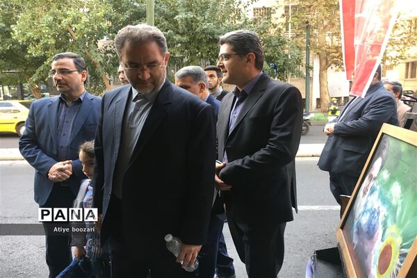 حضور مدیرکل و دانش‌آموزان ورزشکار شهر تهران در راهپیمایی ١٣ آبان