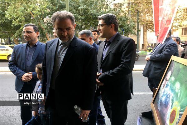 حضور مدیرکل و دانش‌آموزان ورزشکار شهر تهران در راهپیمایی ١٣ آبان