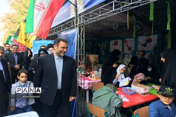 حضور مدیرکل و دانش‌آموزان ورزشکار شهر تهران در راهپیمایی ١٣ آبان