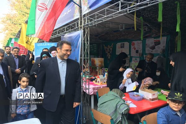 حضور مدیرکل و دانش‌آموزان ورزشکار شهر تهران در راهپیمایی ١٣ آبان