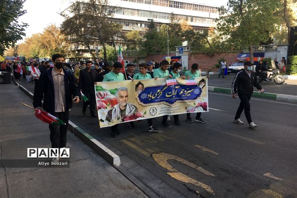 حضور مدیرکل و دانش‌آموزان ورزشکار شهر تهران در راهپیمایی ١٣ آبان