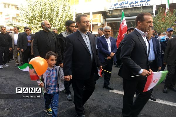 حضور مدیرکل و دانش‌آموزان ورزشکار شهر تهران در راهپیمایی ١٣ آبان