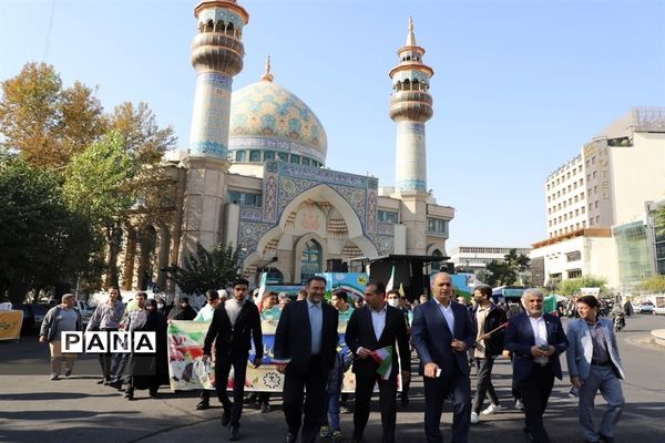 حضور مدیرکل و دانش‌آموزان ورزشکار شهر تهران در راهپیمایی ١٣ آبان